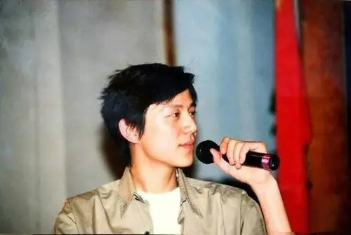 “娛圈善人”何炅：王凱未火時幫他拉知名度，被黃磊高度評價