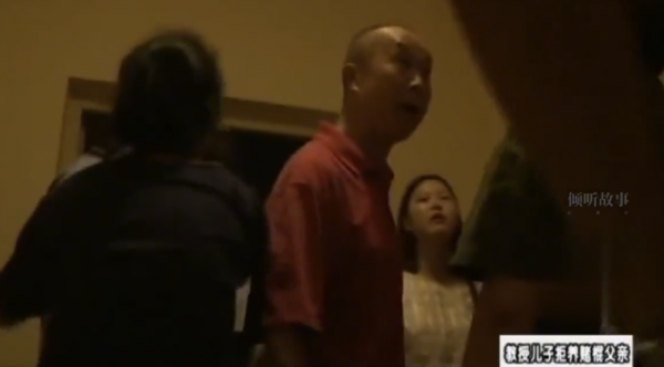 15年前輸光家產丟妻棄兒，今兒子成教授上門求贍養，兒子拎起棍棒