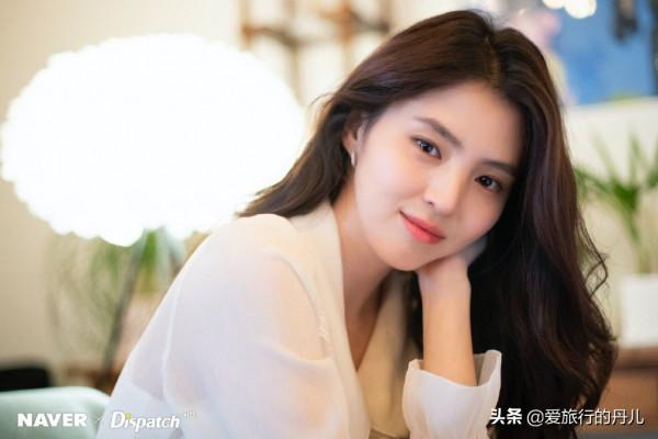 撞臉宋慧喬的韓國女星韓素希，一襲白色雪紡襯衫，優雅知性