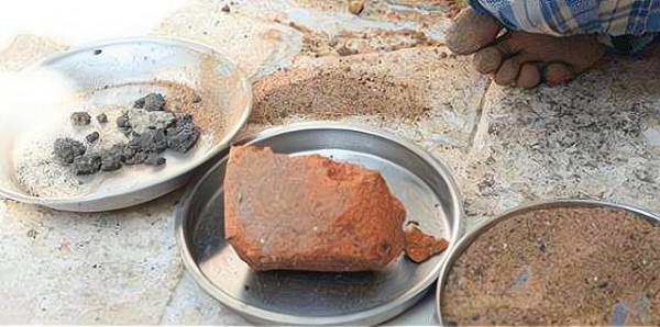 印度男子每天吃磚頭為生?到底是什麼原因呢 印度男子每天吃磚頭為生?到底是什麼原因呢