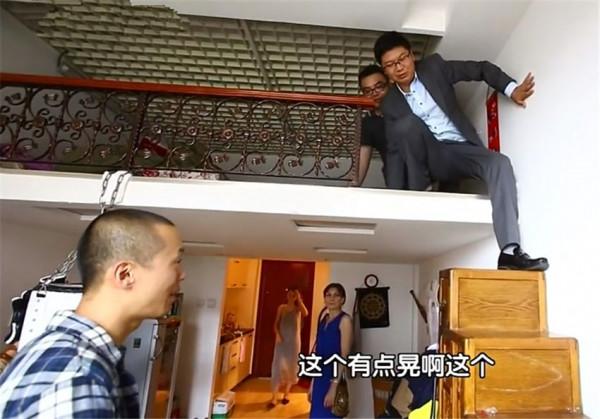 23㎡公寓有7居室，衛生間塞下浴缸？這對小倆口的家也太絕了