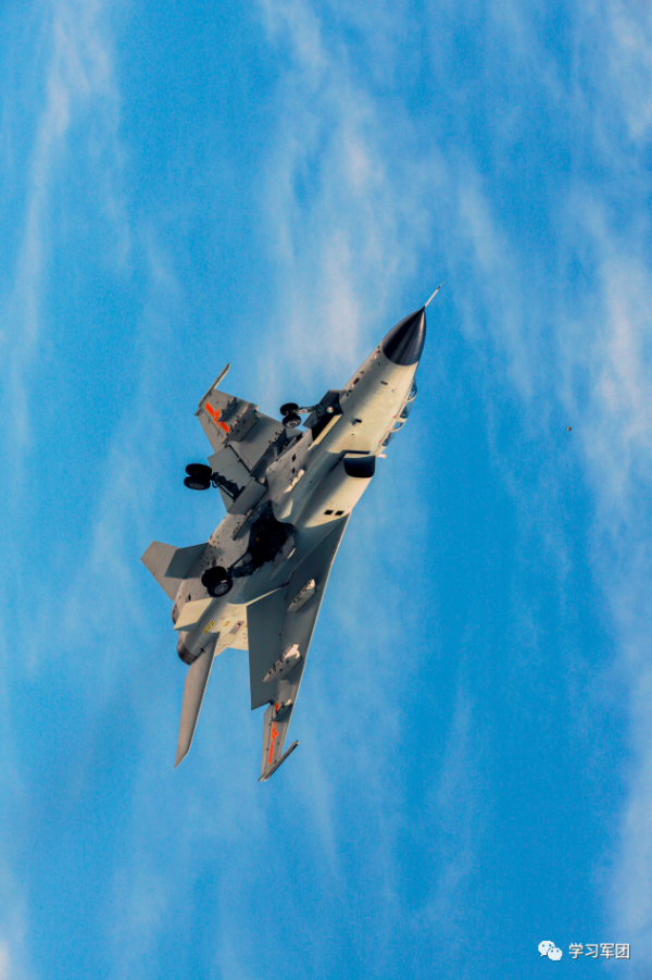 戰鷹呼嘯，異型機同場競技！