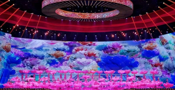 把唐國強和張國立安排在一起，導演用心了，殷秀梅把晚會推向高潮