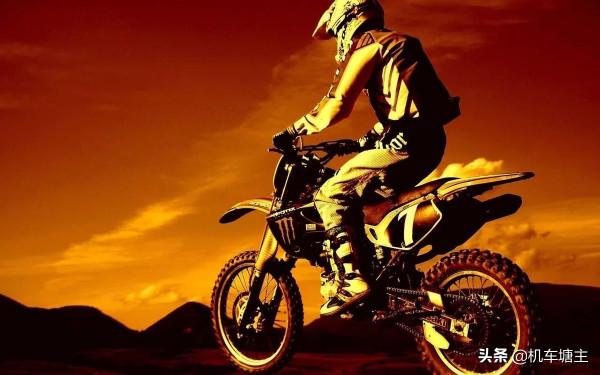 在越野路面騎行時，騎手應該注意哪些技巧？