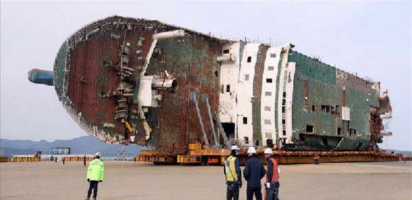 韓國“世越號”沉沒謎案：48小時內無人救援，296名學生屍沉大海