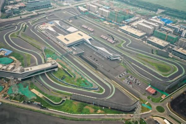 “吃”得少，跑得快，坐得多！賽道試駕皇冠陸放