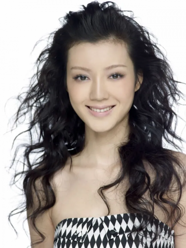 &OpenCurlyDoubleQuote;鐵梅奶奶&rdquo;車毅孫女車曉：端莊典雅溫婉大方（一張與母親合影）