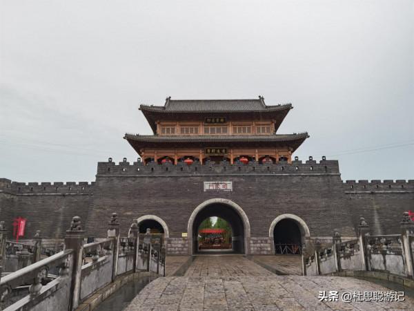 漢EV自駕山東，帶著家人來逛沂州古城，孩子一人就能吃兩串魷魚