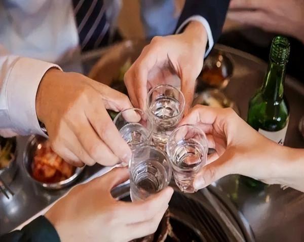 喜歡喝酒的人，身體反覆有4種情況，酒精肝或已找上門，趕緊戒