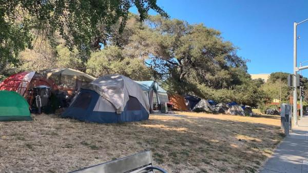 美國街頭驚現“喪屍”，末日世界真實上演，都是毒品惹的禍