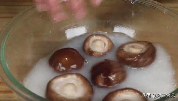 98歲奶奶最愛吃的芹菜做法，營養又開胃，越吃越健康，三高平穩