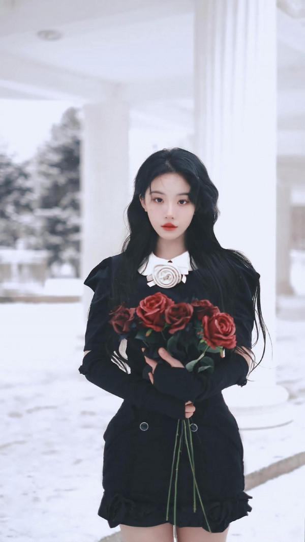 喻言最新玫瑰雪景大片 手拿玫瑰置身純白雪景，傳遞冬日浪漫