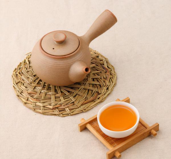 在倒茶時，常見的“叩指禮”，你懂得怎麼敲嗎？