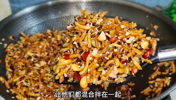 把麵條放進滾燙的油鍋中，瞬間變美食，簡單易做，吃一次就忘不了