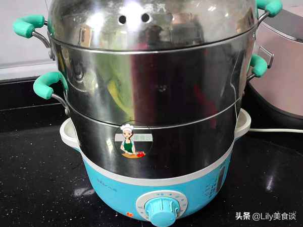 蒸饅頭時，冷水還是沸水好？爭議挺大，牢記4個關鍵點，暄軟白胖