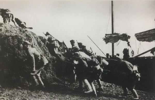 蔣介石看著十大元帥名單，沉思一會指著陳毅說：這人太厲害了