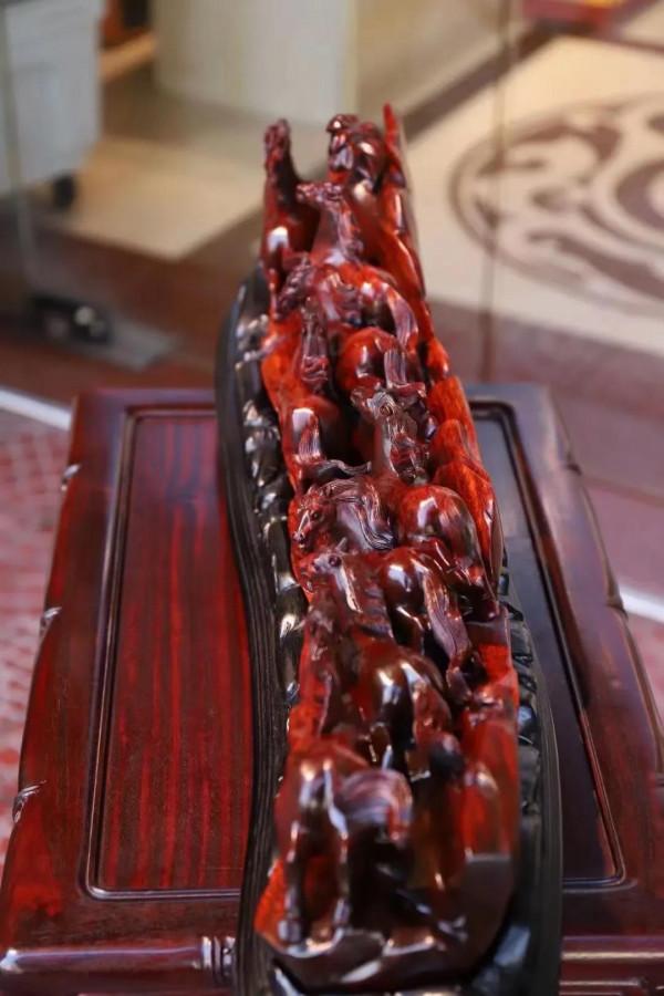 紫檀一木雕八駿騰飛！好漂亮的手工雕刻作品！如此手藝，誰不愛？