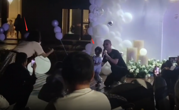 汪峰為妻慶生隆重像開演唱會，章子怡攜繼女穿親子裝，兒子曝正臉