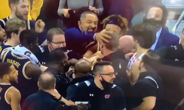 全美熱搜第一！49歲霍二叔猛扇助教頭部引大沖突，姚明前隊友怒了