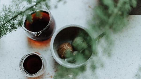 藏在四九城兒的這家雲南菜館，中午和晚上是餐廳，下午是咖啡館