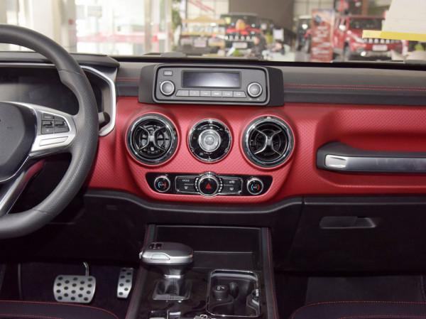 北京BJ40公務版實拍，配置精簡，鋼輪轂+收音機，2.0T+四驅動力