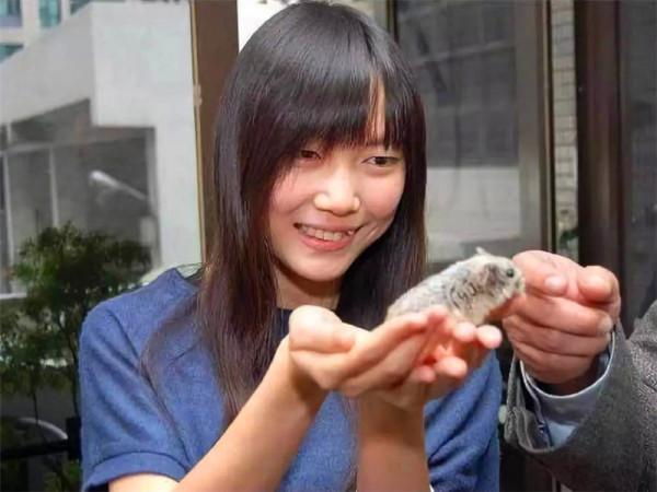 “最美獸醫”簡稚澄：安樂死700多條流浪狗，最後一針打給自己