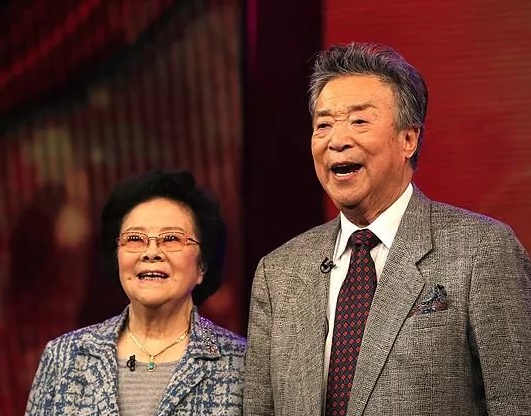 歌唱家李光羲：窮小子和富家女相愛65年，3個女兒成他的驕傲