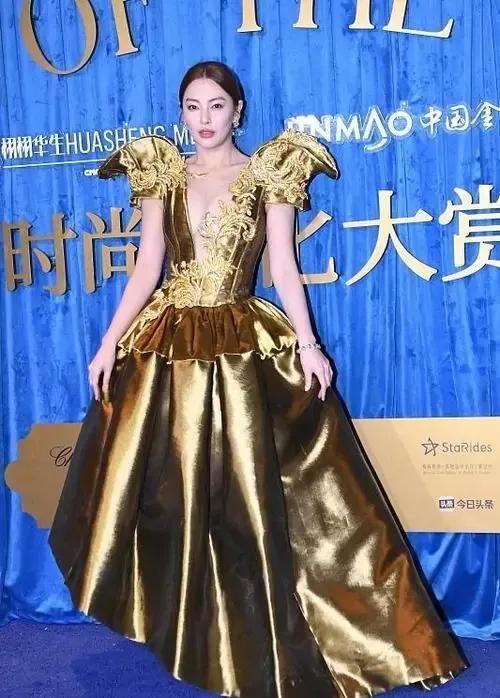 張雨綺“牛角金裙”非常奢華高階