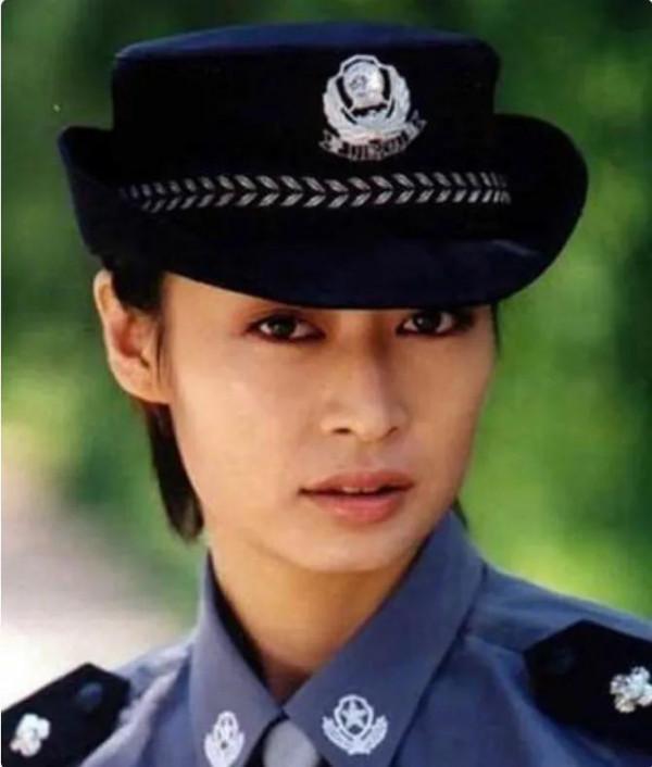 她們曾是軍人,身穿軍裝英姿颯爽,今是明星禮服著裝氣質優雅大方 她們曾是軍人,身穿軍裝英姿颯爽,今是明星禮服著裝氣質優雅大方