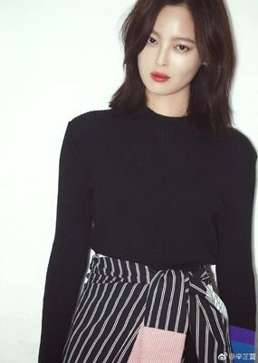 辛芷蕾代言頂級品牌,身材曼妙帥氣,黑色風格盡顯高階 辛芷蕾代言頂級品牌,身材曼妙帥氣,黑色風格盡顯高階