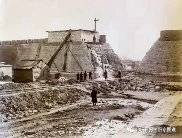 誰最先扒開了北京城牆？