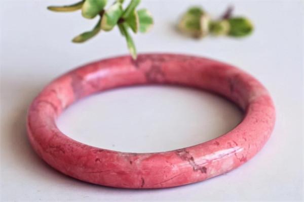 像午餐肉的寶石你沒見過，卻被梵克雅寶選中，粉嘟嘟的樣子真討喜