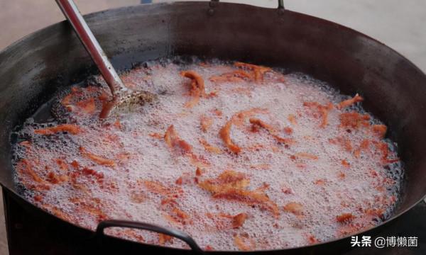 油鴟幼鳥的悲劇:胖子終無逆襲日,被人類活生生來煉油並做成火把 油鴟幼鳥的悲劇:胖子終無逆襲日,被人類活生生來煉油並做成火把