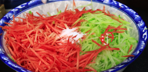 炸蘿蔔丸子,到底用麵粉還是澱粉?告訴你正確做法,個個酥脆可口 炸蘿蔔丸子,到底用麵粉還是澱粉?告訴你正確做法,個個酥脆可口