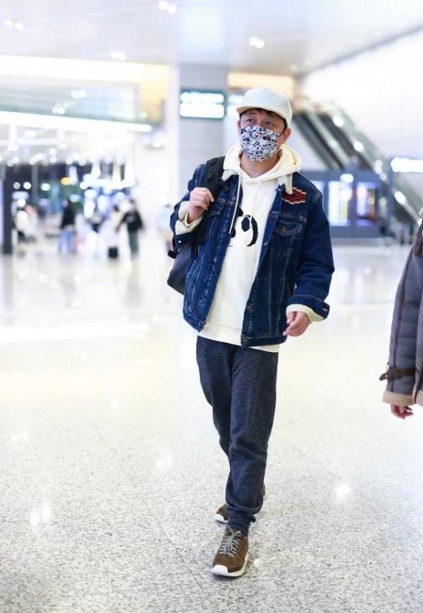 潘粵明都快50歲了，可是愣是把自己打扮成小夥，看著還挺時髦