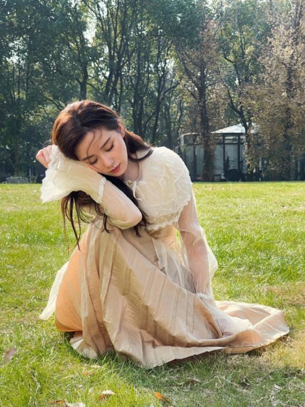 劉詩詩終於開工！大冬天穿薄紗裙凹絕美造型，提前過春天太浪漫