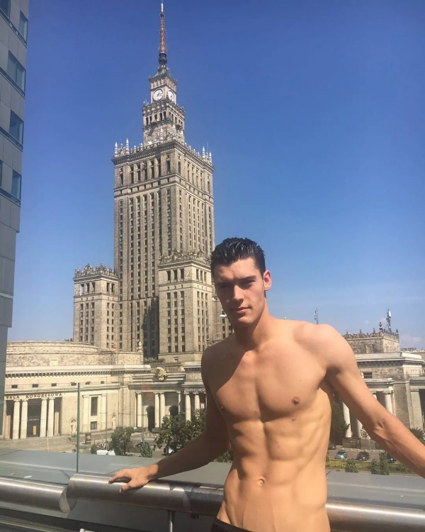 烏克蘭帥哥足球運動員收藏中國字畫，很有品位