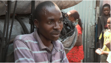 非洲人為了賺錢有多拼？腳踏車載800斤木炭，看著都害怕