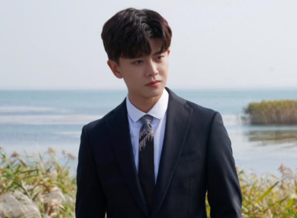 十八歲公開，二十歲訂婚，二十二歲結婚，周峻緯會是下個任嘉倫嗎