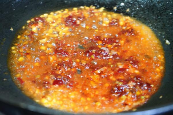 燉豆腐的時候放一點肉沫和蒜薹會更香，開胃還下飯，快來試試