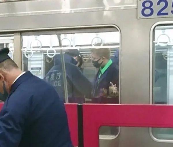 令人髮指!日本男子列車上突然縱火持刀傷人,自述“想死但不能一個人死” 令人髮指!日本男子列車上突然縱火持刀傷人,自述“想死但不能一個人死”
