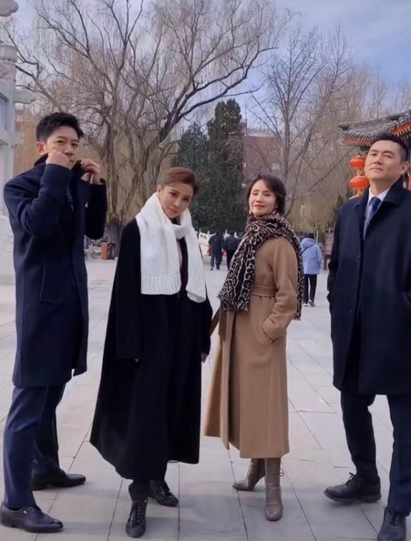 60歲徐俐久違亮相！穿大衣走秀氣場比朱迅都強大，氣質太優雅了