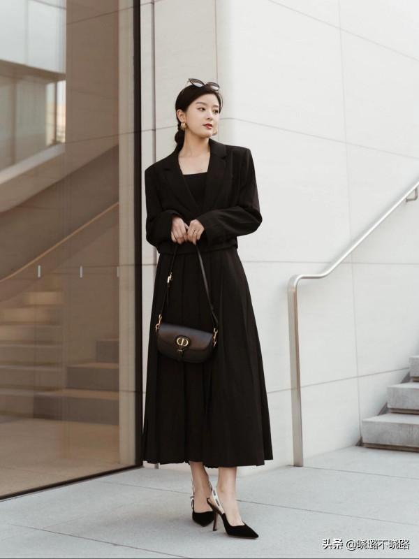 扔掉你的小白鞋吧，現在流行穿&OpenCurlyDoubleQuote;裸跟鞋&rdquo;，搭裙子褲子都時髦好看