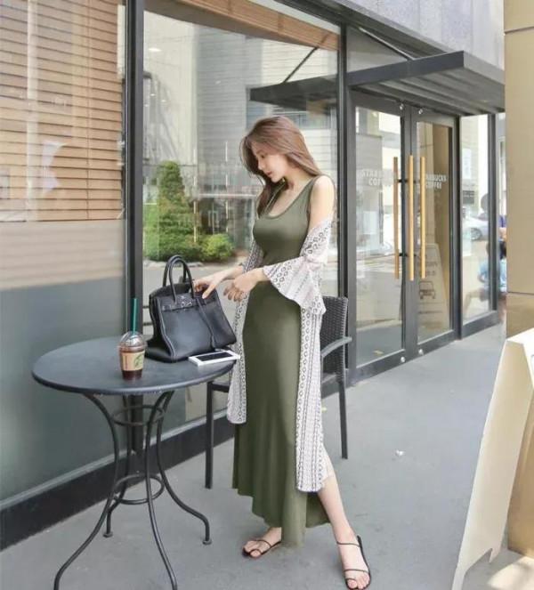 簡約的吊帶連衣裙休閒又時尚，腳上一雙簡約的平底涼鞋，簡約休閒