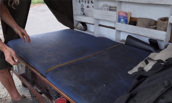 他住在2㎡破舊三輪車中，養4只羊為伴，邊牧羊邊流浪轉眼已過12年