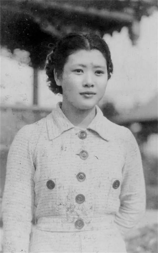 楊秀瓊：從游泳皇后到第18房姨太太，是誰毀了宋美齡的乾女兒？