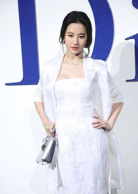 劉亦菲一身休閒裝扮明明挺美,卻被嘲身材臃腫,看完覺得太苛刻了 劉亦菲一身休閒裝扮明明挺美,卻被嘲身材臃腫,看完覺得太苛刻了