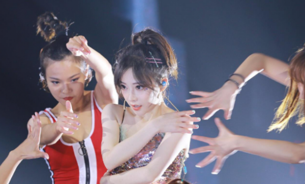 最美的夜跨年晚會，馮提莫一身粉裙出場，深情演唱送你一朵小紅花