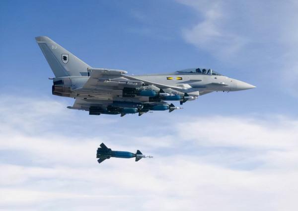 美式戰爭慘案：致命“鋼雨”從天而降，上千活人被釘成篩子