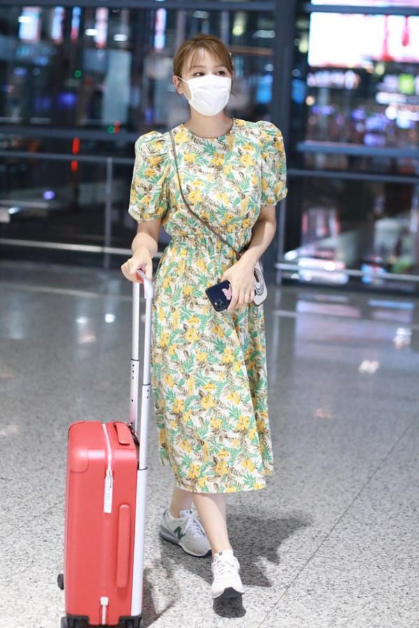 葉一茜和女兒森碟長得真像,一身黑白穿搭好簡約,不愧是辣媽 葉一茜和女兒森碟長得真像,一身黑白穿搭好簡約,不愧是辣媽